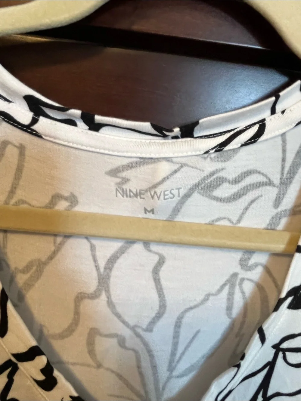 Nine West Women's Black & White Floral V-Neck Tee Medium